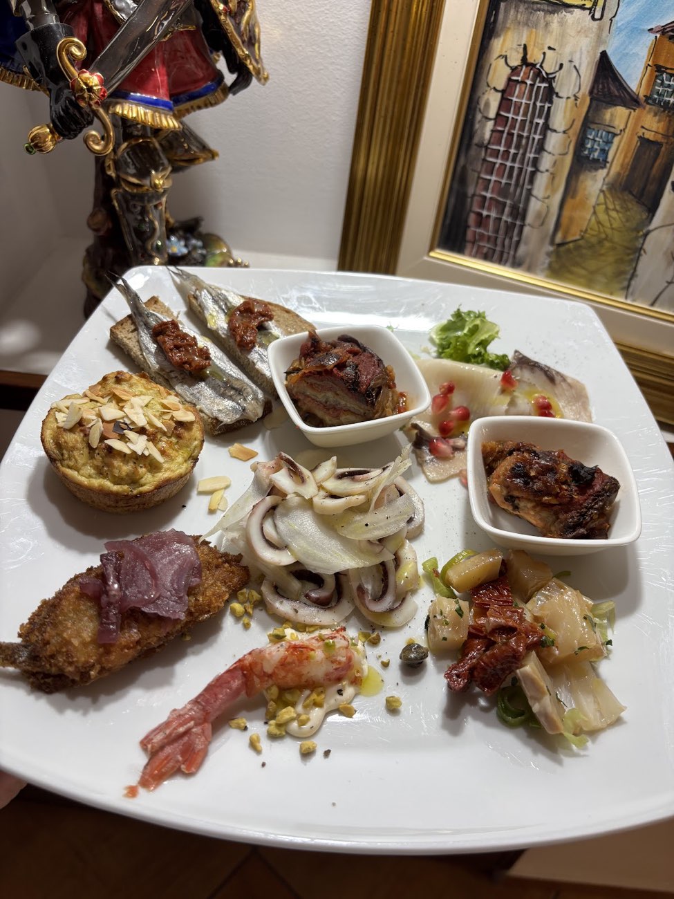 Antipasto misto di mare: gambero rosso, sarde, alici marinate e crudi