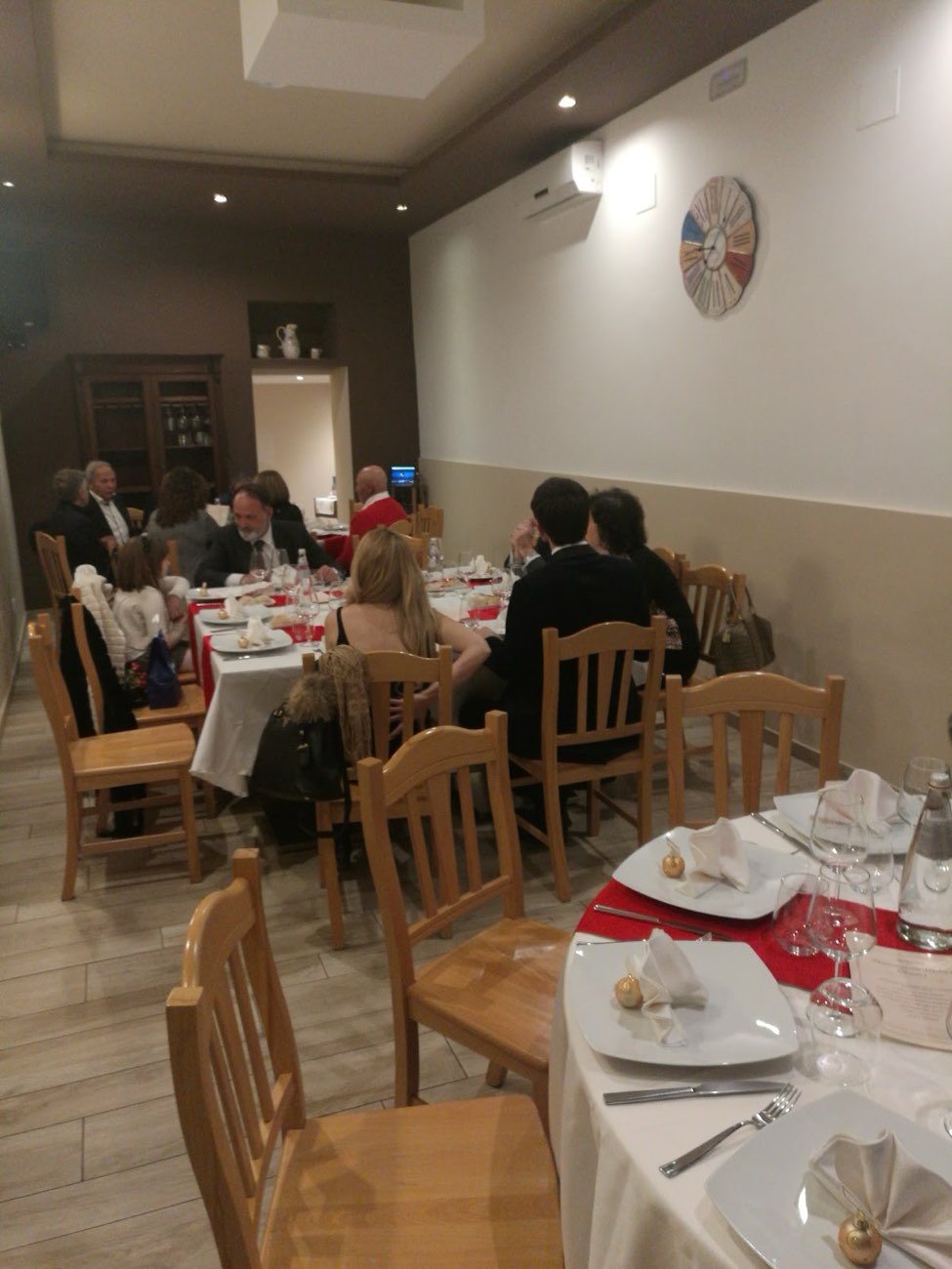La sala di Enotria l'Osteria apparecchiata